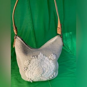 The SAK shoulder bag
Woven with a liner & a flower on the front